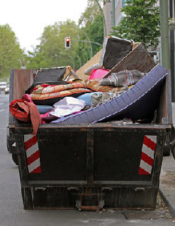 Foto einer Haushaltsauflösung in Hamburg, wie es nicht sein sollte - ein Container und alles wird weggeschmissen. Bücher-für-den-Michel bietet hier die Alternative.